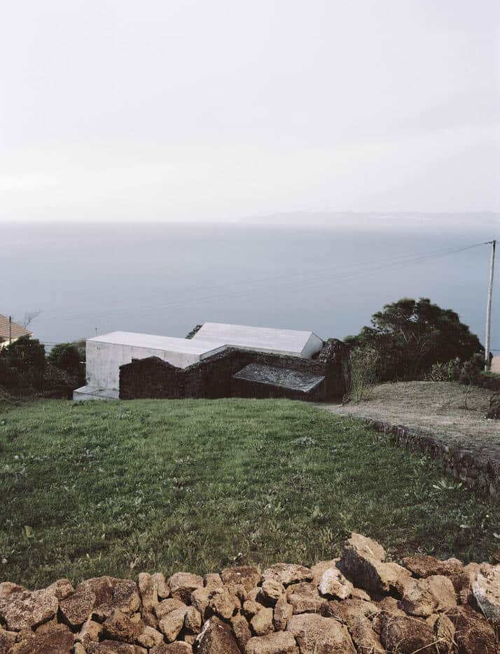 SAMI Arquitectos have transformed some ruined walls into a holiday home 5