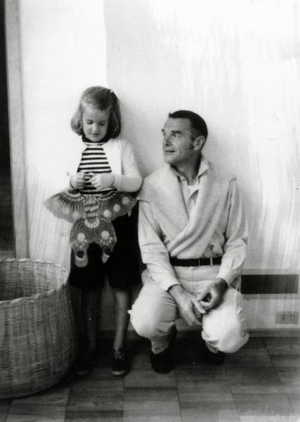 Charles Eames con su nieta Carla