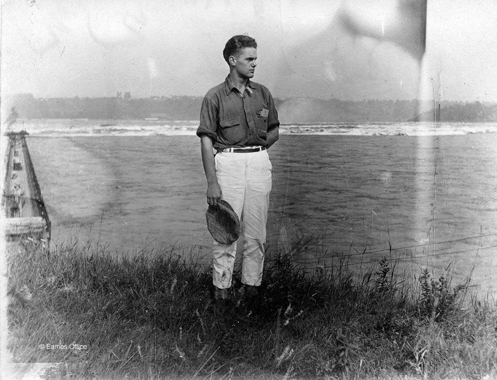 Biografía de Charles Eames. Poco antes de graduarse en el High School