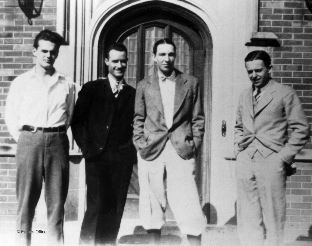 Biografía Charles Eames, en el extremo izquierdo, en la Universidad de Washington con sus hermanos de fraternidad. © Oficina de Eames, LLC