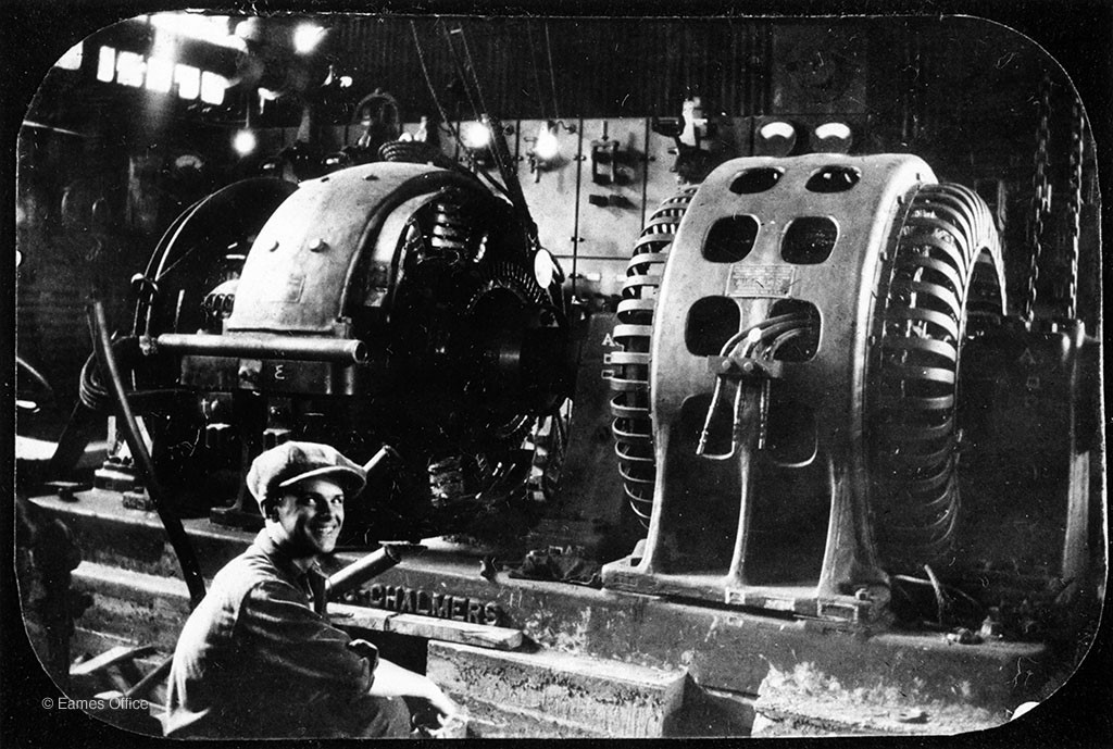 Biografia de Charles en el trabajo en Laclede Steel Mill, Venice, Illinois. Principios de la década de 1920. © Oficina de Eames, LLC