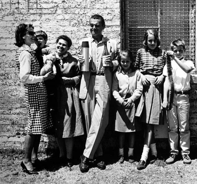 Los Eames con Lucía y sus hijos.
