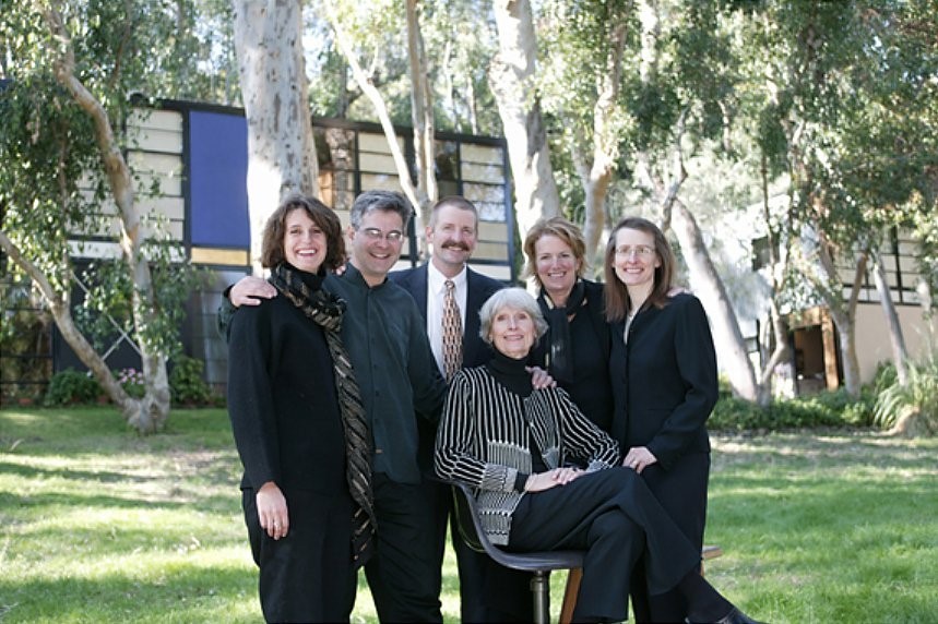 Lucia Eames y sus cinco hijos en el jardin de la Eames House 2004