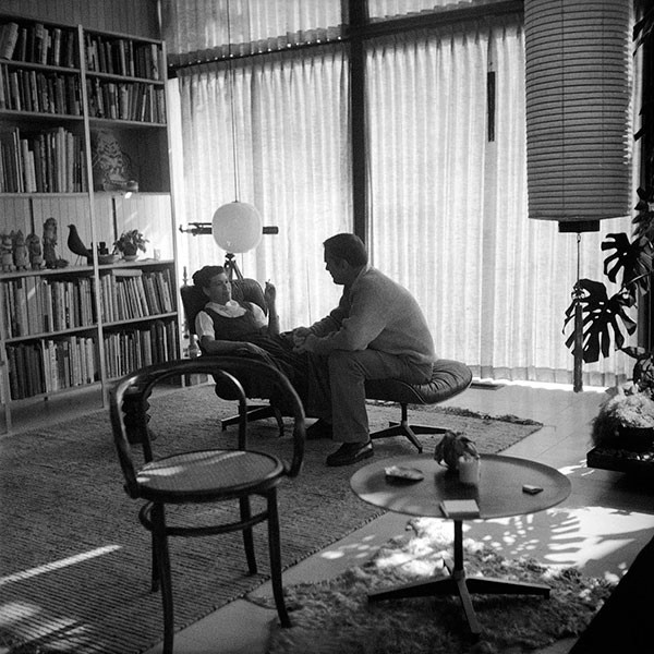 Pajaro de los Eames con Ray y Charles en su estudio