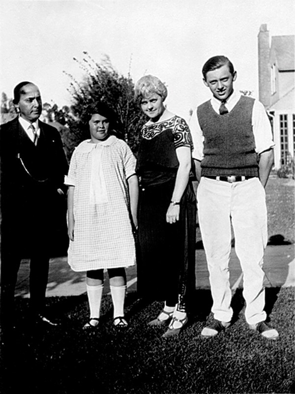 Biografía Ray Eames, con sus padres Alexandre y Edna Kaiser y a su hermano Maurice