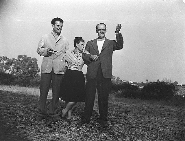 Ray y Charles Eames junto a Jonh Entenza