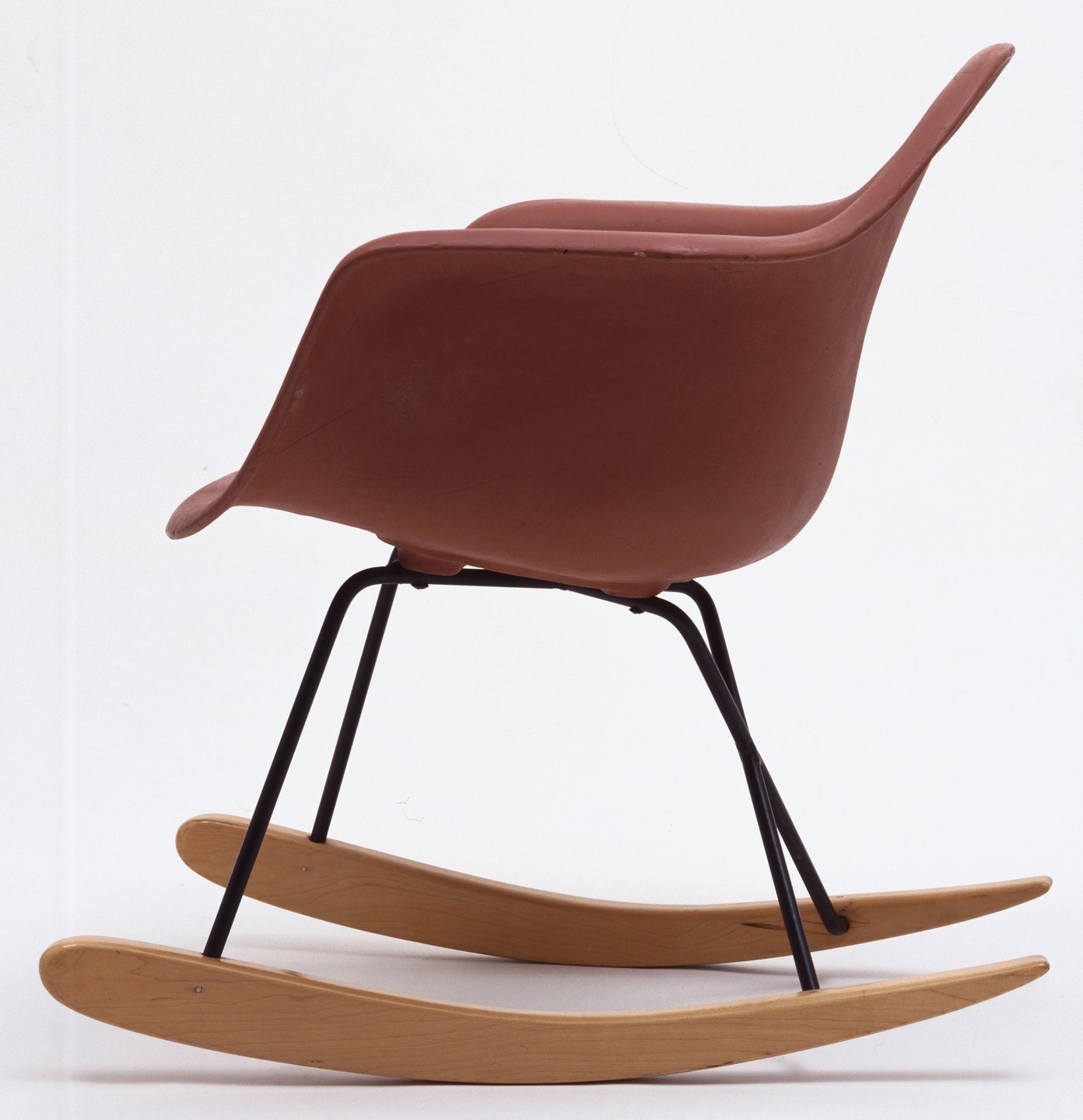 Plastic Chair Primer prototipo de mecedora 