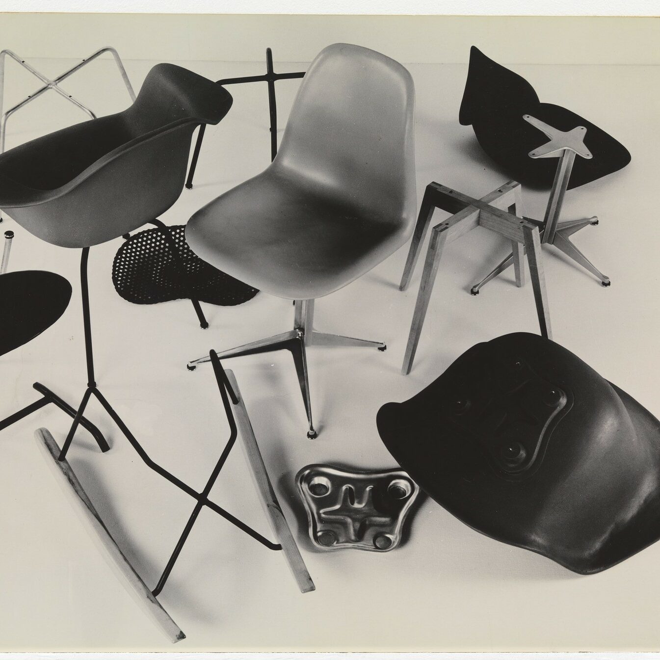Eames Plastic Chair. Historia no contada de todas sus sillas de plastico