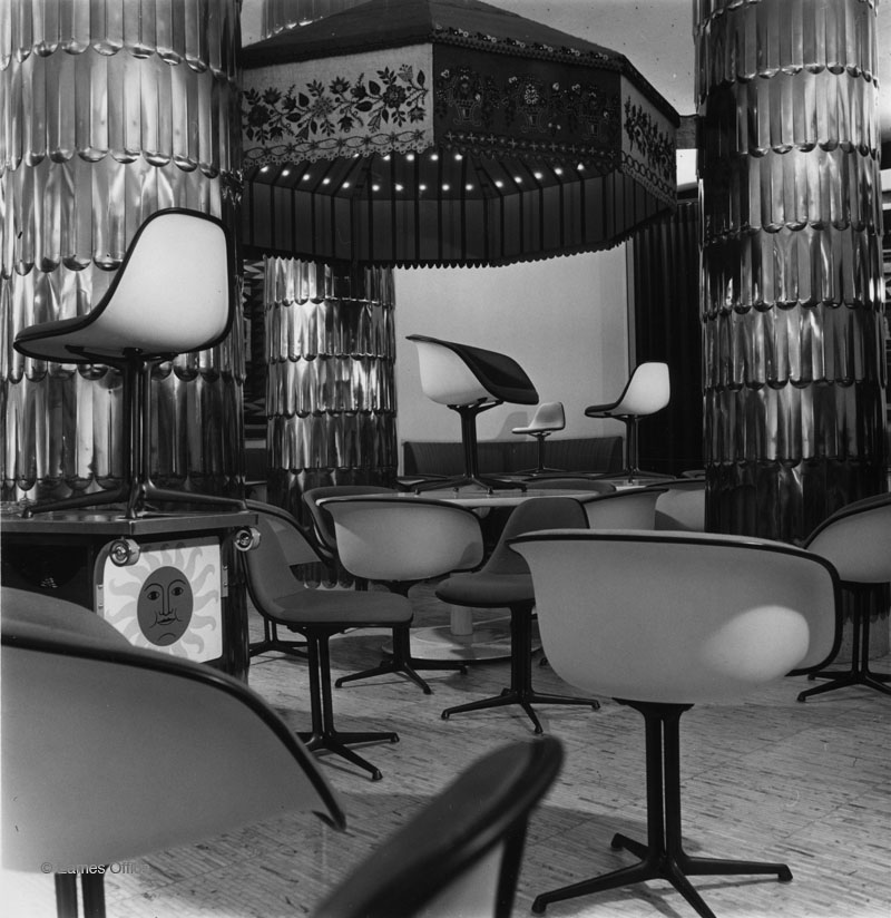 Interior del restaurante LA FONDA con las sillas de los Eames
