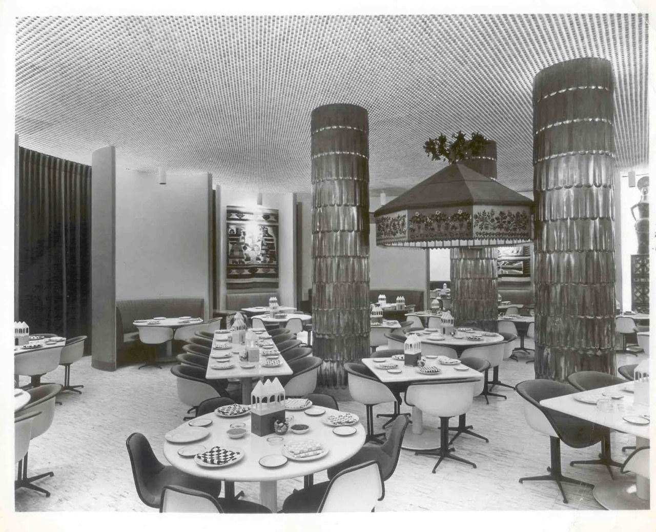Interior del restaurante LA FONDA con las sillas de los Eames