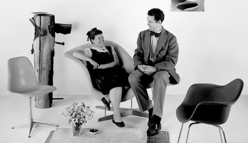 Ray y Charles Eames con los prototipos para el Concurso Internacional del MoMA DE 1948