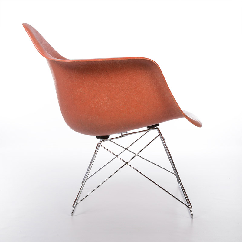 LAR Eames rojo naranja primera generación Zenith Plastics (vista lateral)