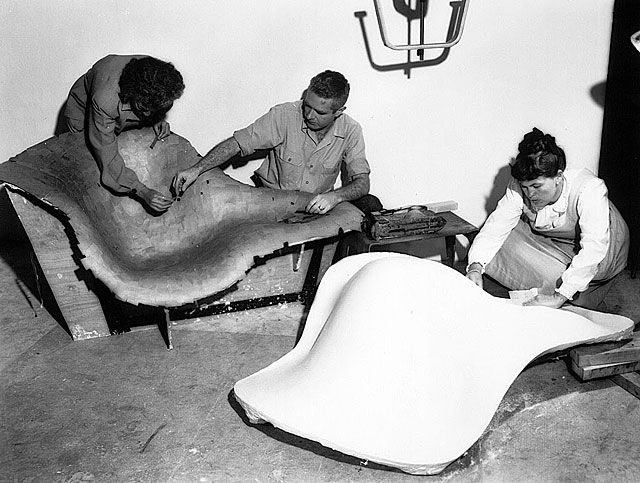 Ray Eames Trabajando en el molde para la maqueta a escala de la silla La Chaise