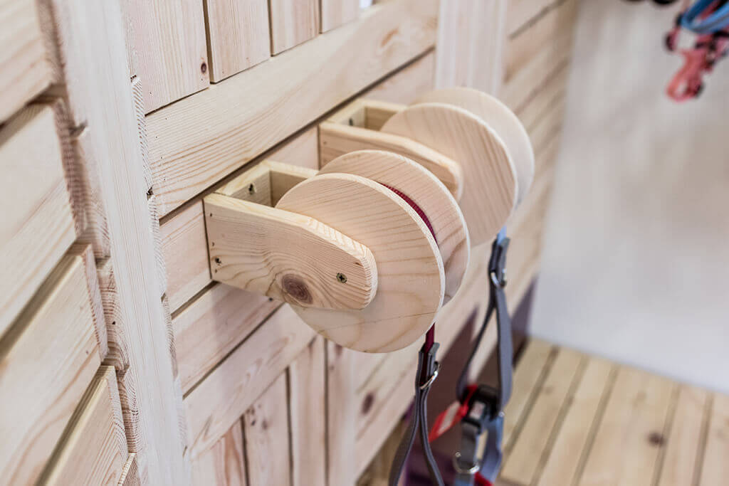 DQarquitectura-Guedellas- bobina-porta-correas- tienda- perros-interiorismo- madera- cajas-fruta